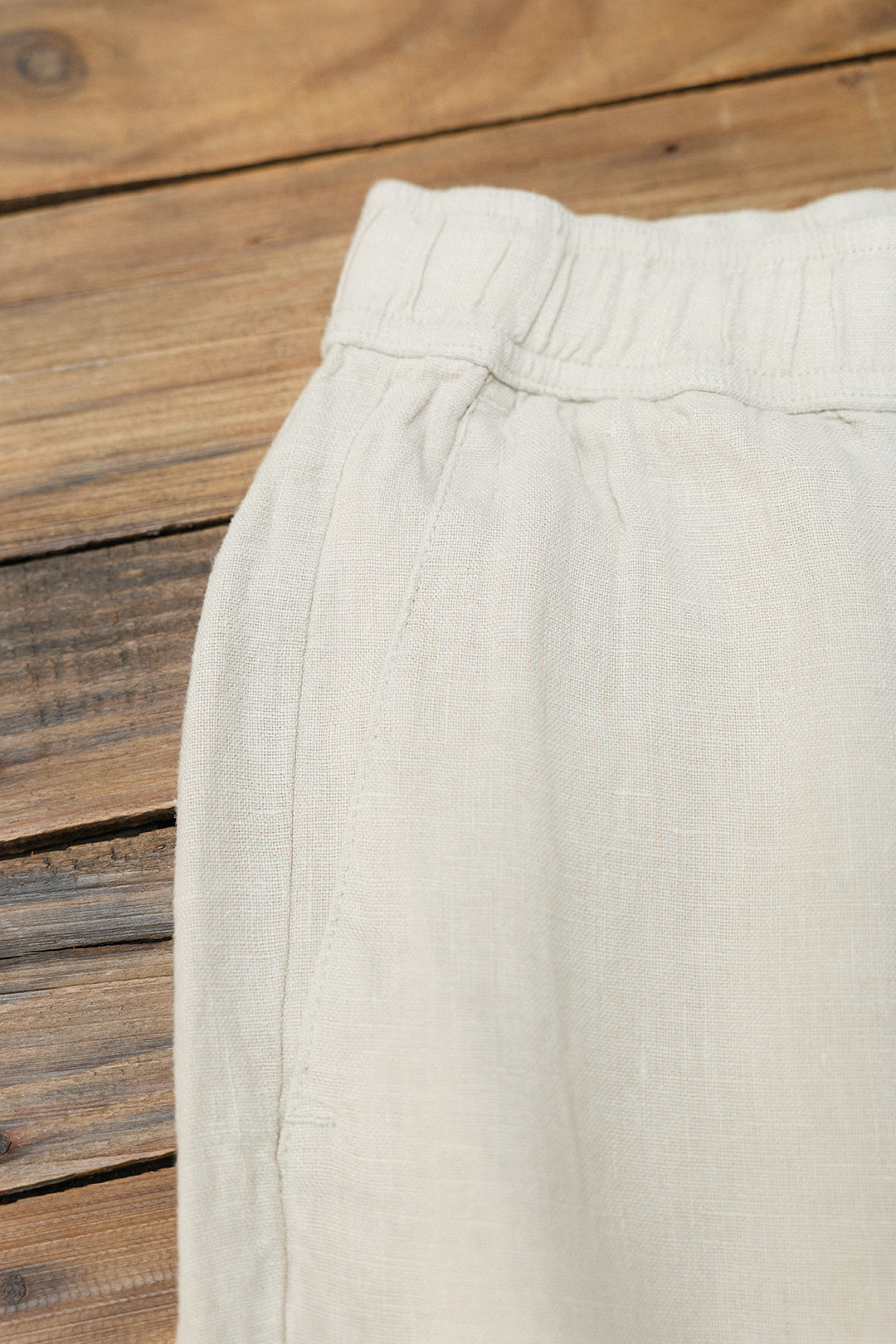 Calça cargo de linho com cordão na cintura em branco-sujo