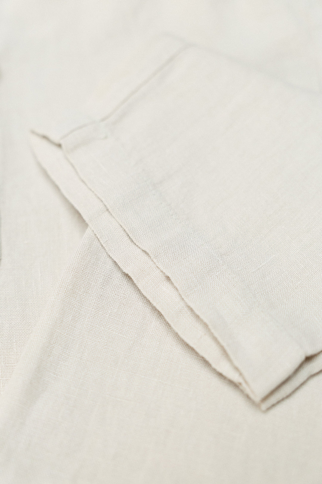 Calça cargo de linho com cordão na cintura em branco-sujo