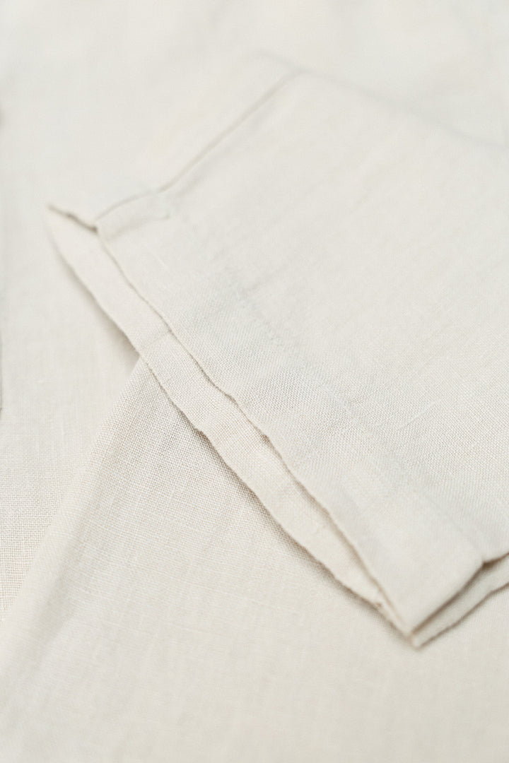 Calça cargo de linho com cordão na cintura em branco-sujo