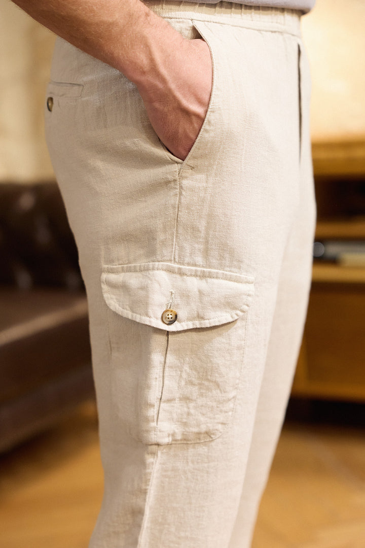 Calça cargo de linho com cordão na cintura em branco-sujo