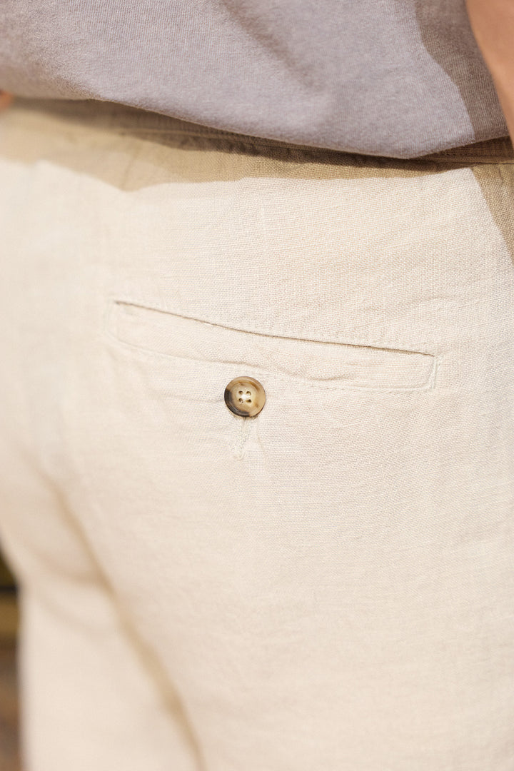 Calça cargo de linho com cordão na cintura em branco-sujo