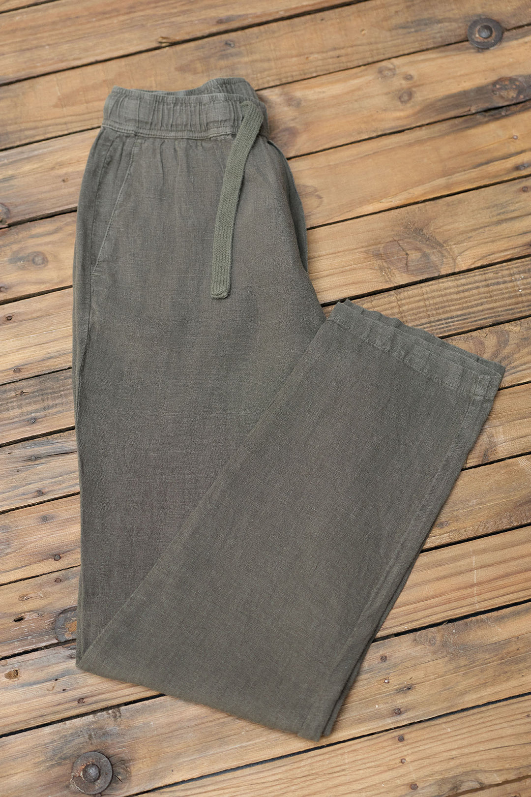Calça de linho verde cáqui com cordão na cintura
