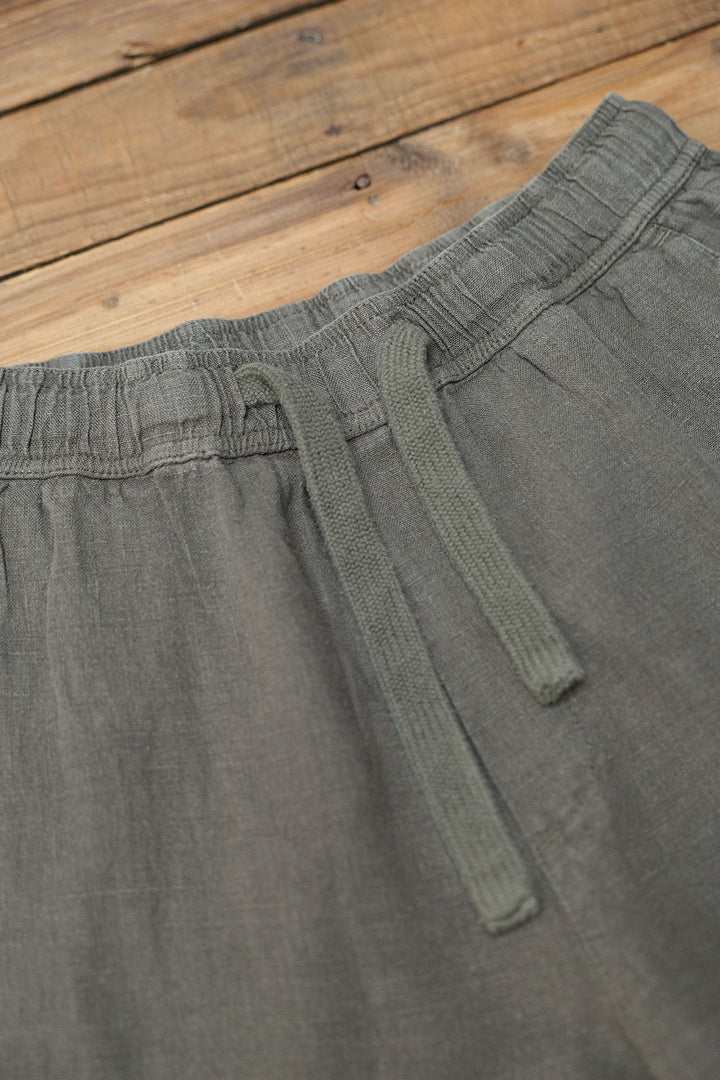 Calça de linho verde cáqui com cordão na cintura
