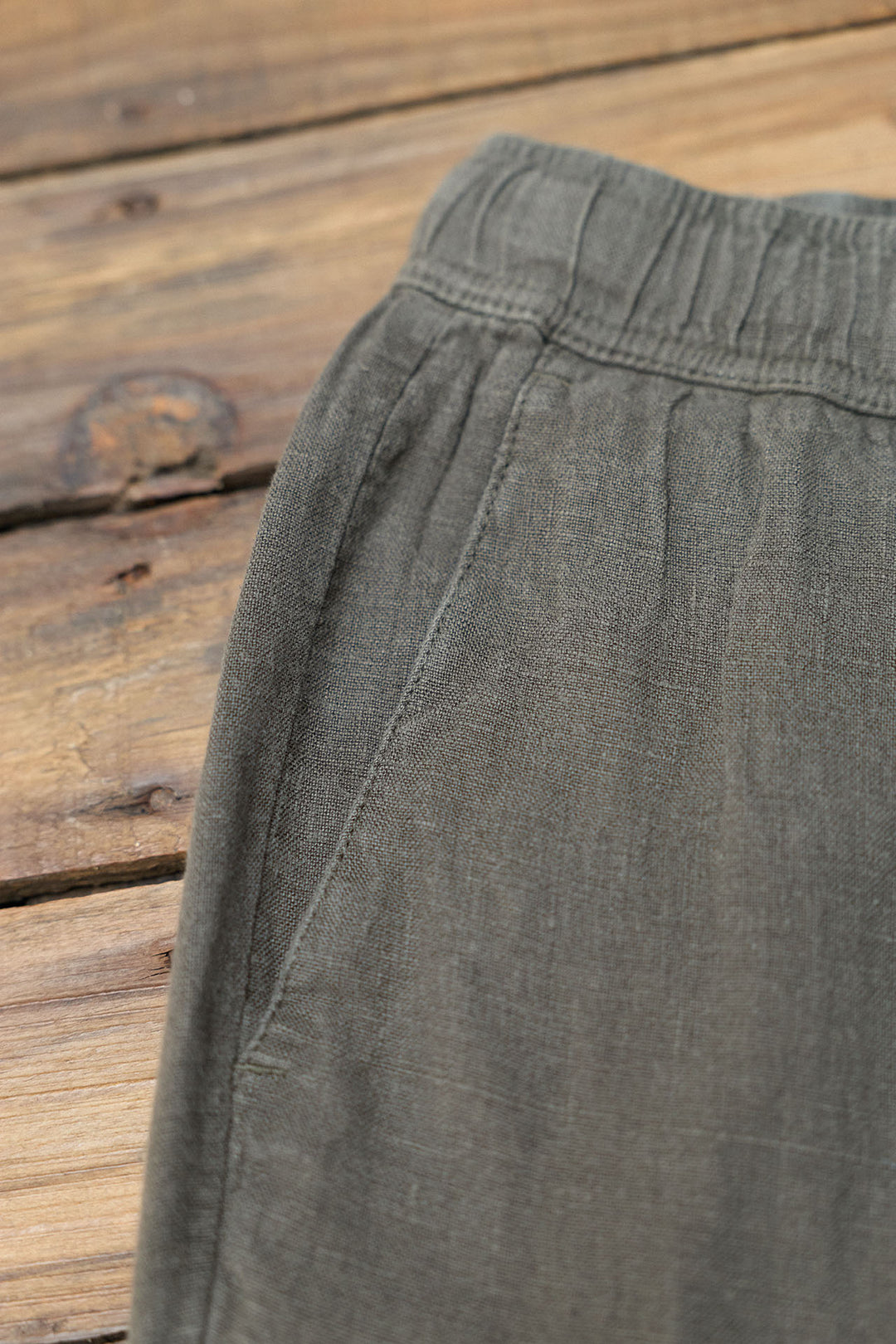 Calça de linho verde cáqui com cordão na cintura