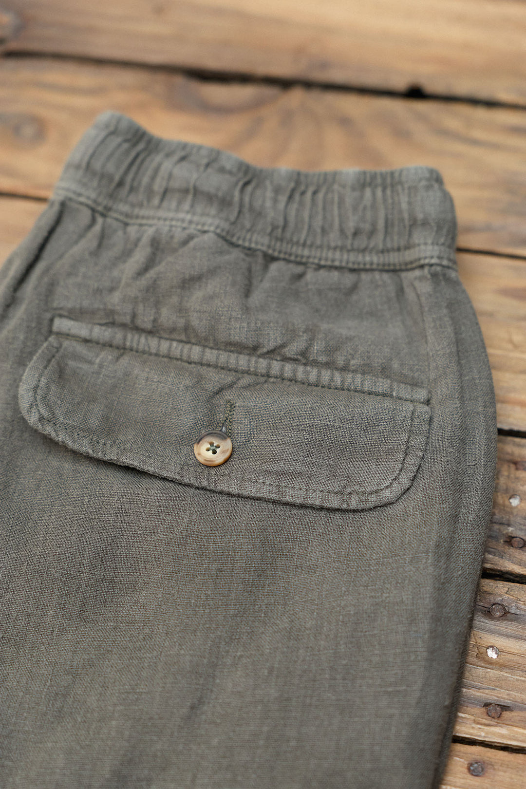 Calça de linho verde cáqui com cordão na cintura