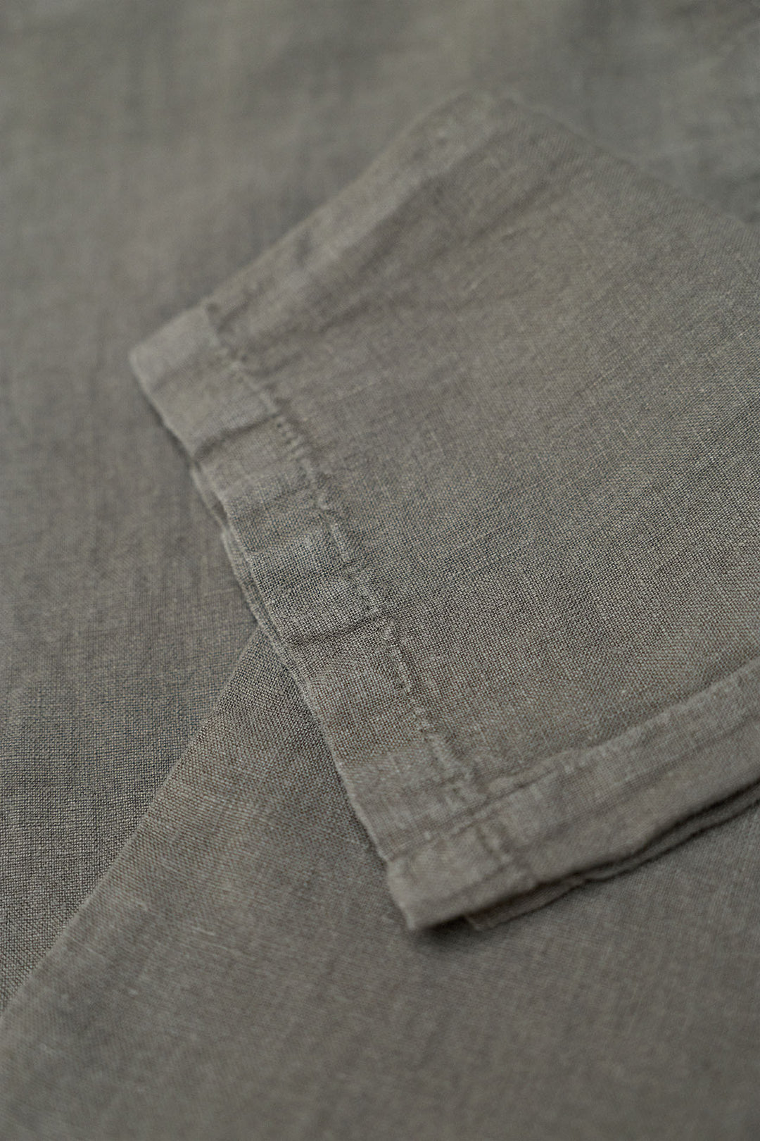Calça de linho verde cáqui com cordão na cintura