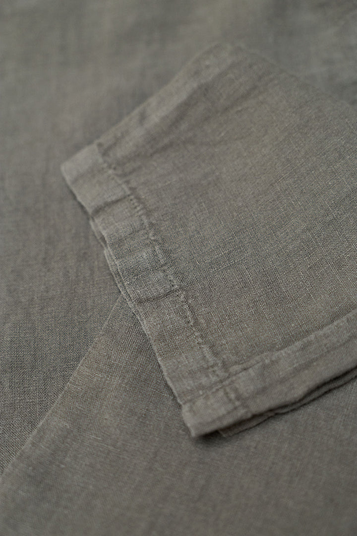 Calça de linho verde cáqui com cordão na cintura