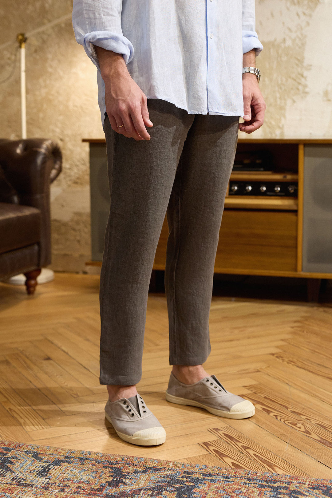 Calça de linho verde cáqui com cordão na cintura