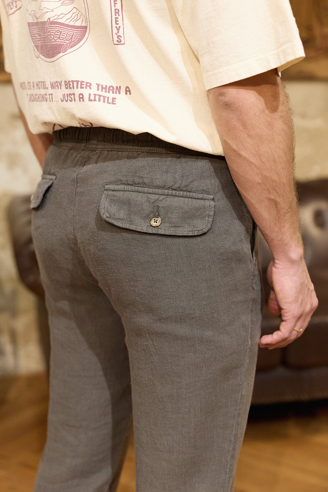 Calça de linho verde cáqui com cordão na cintura