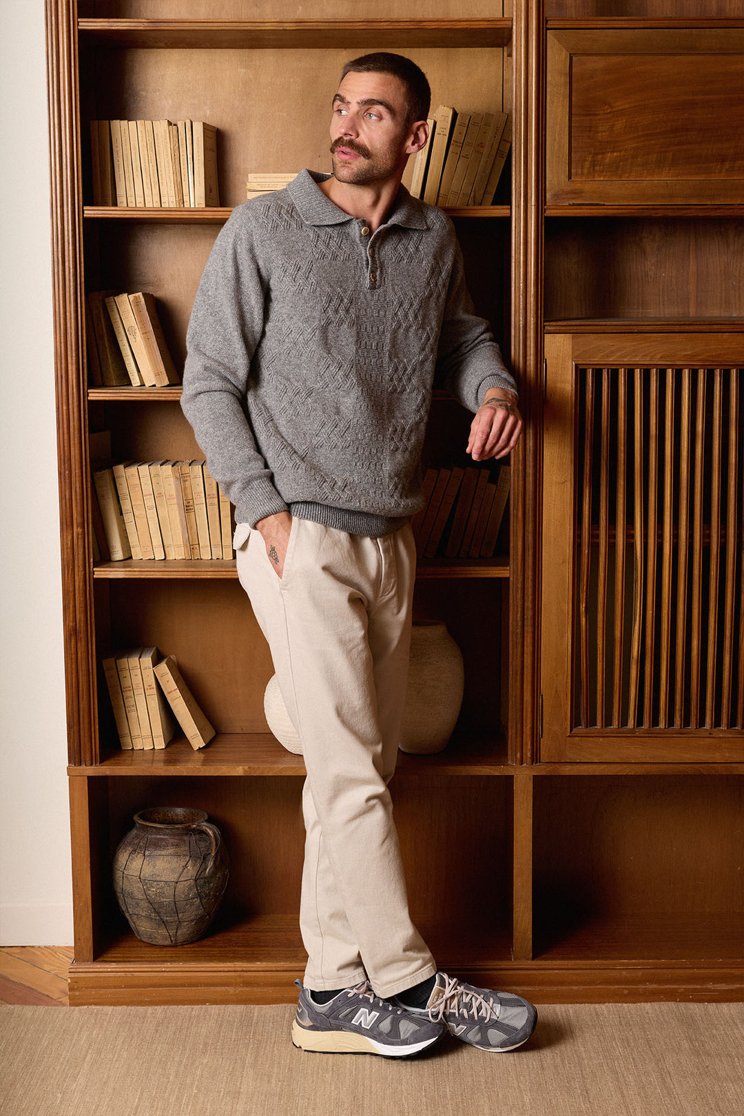 Polo cinzento de manga comprida com trama entrançada