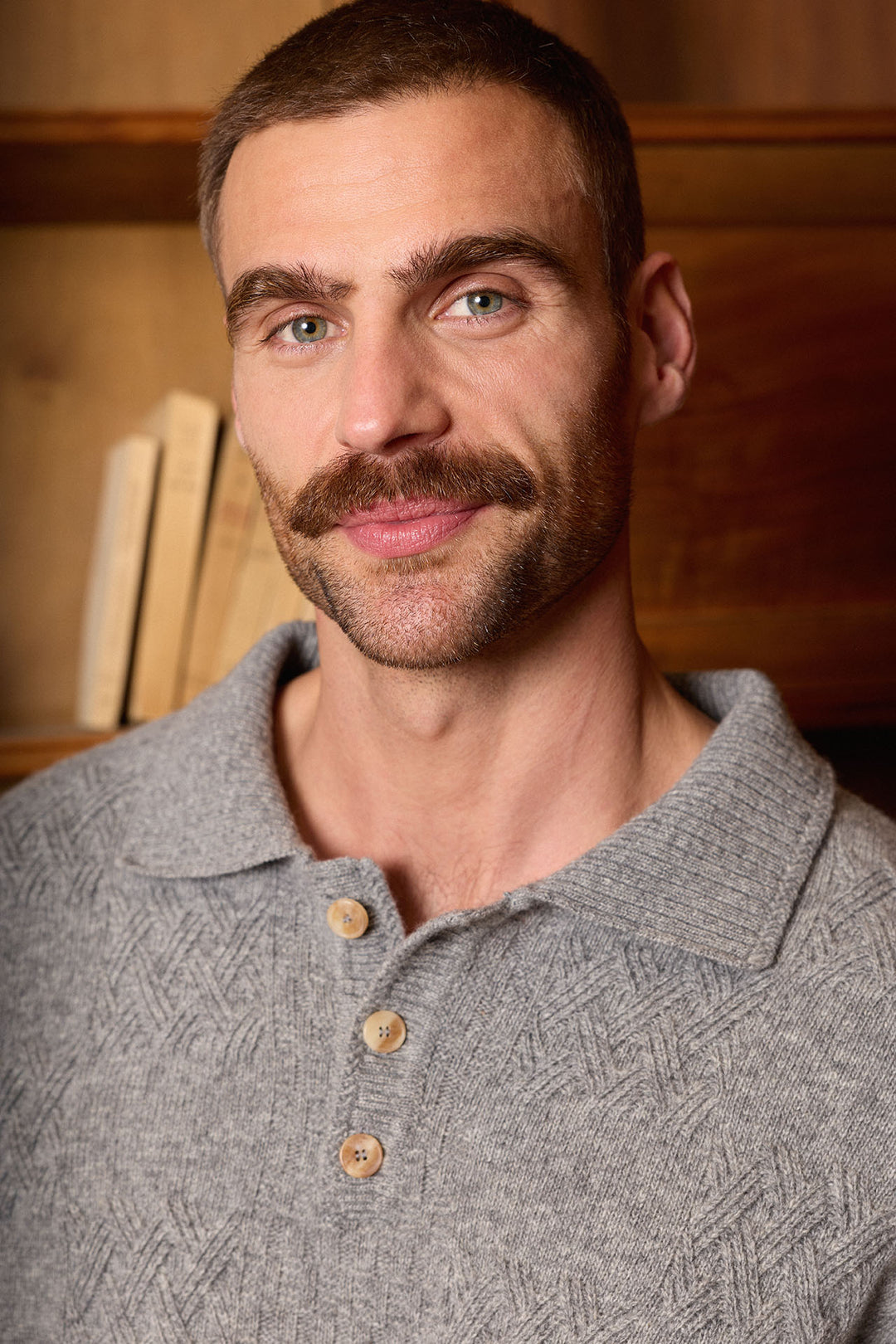 Polo cinzento de manga comprida com trama entrançada