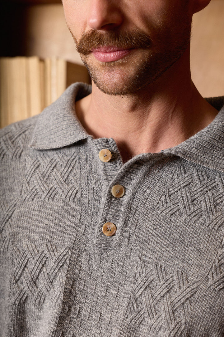 Polo cinzento de manga comprida com trama entrançada