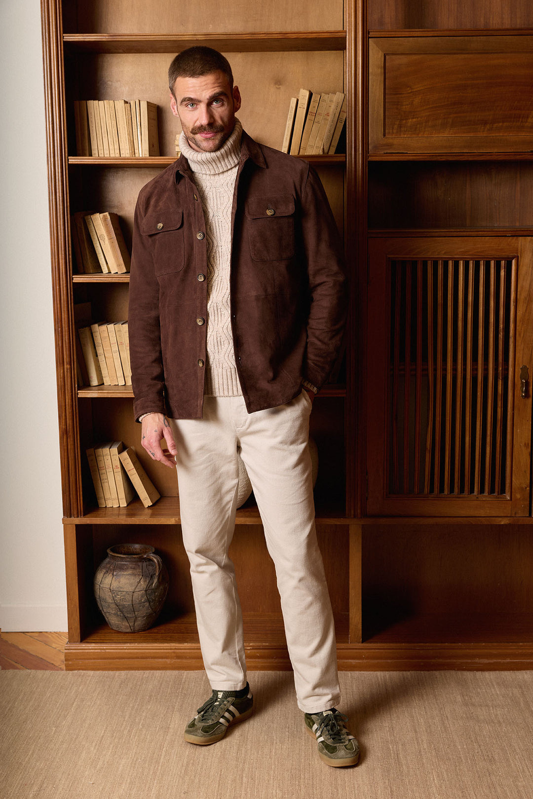 Sobretudo em camurça nobuck castanho chocolate