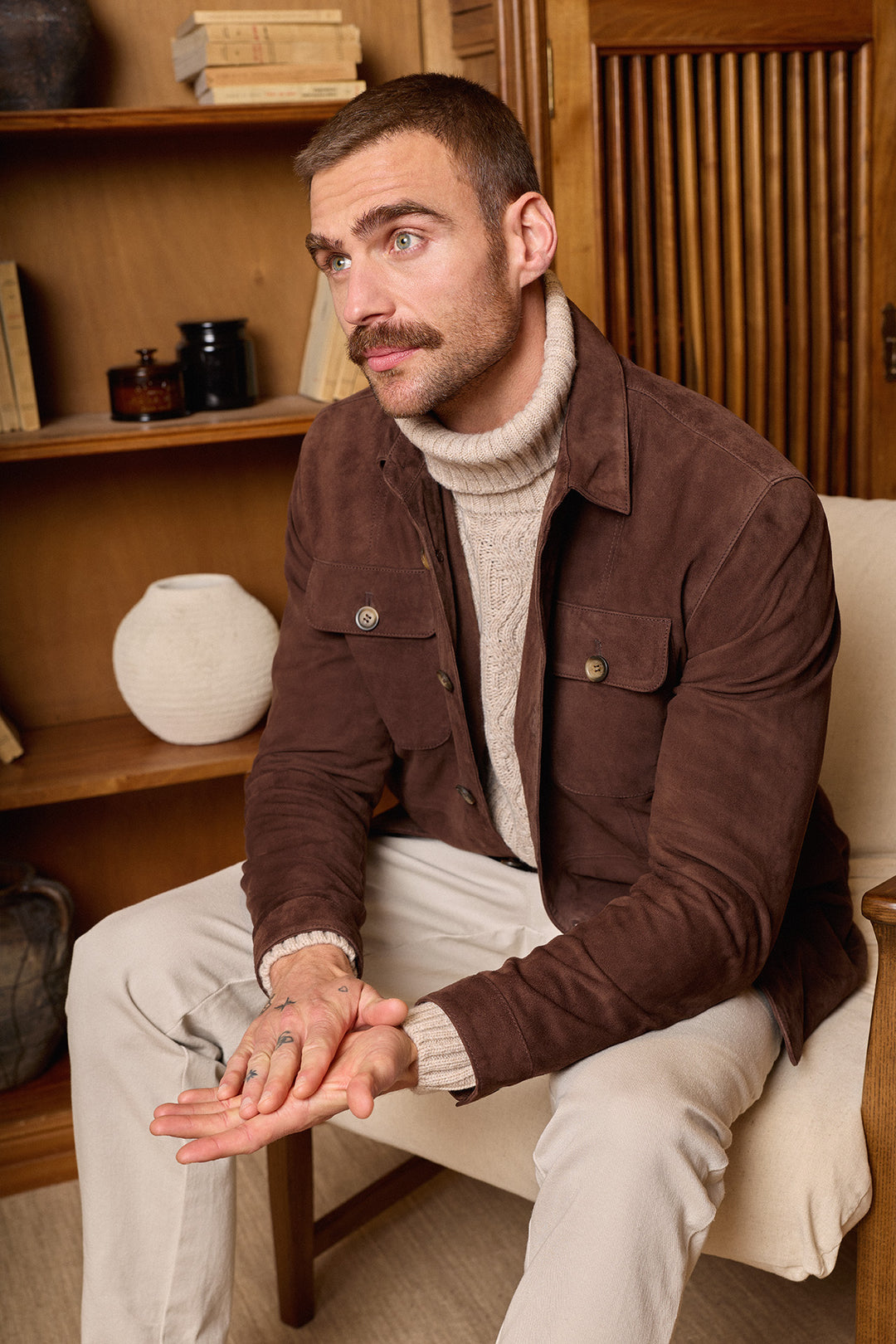 Sobretudo em camurça nobuck castanho chocolate