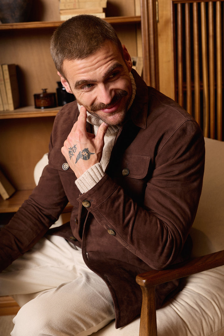 Sobretudo em camurça nobuck castanho chocolate