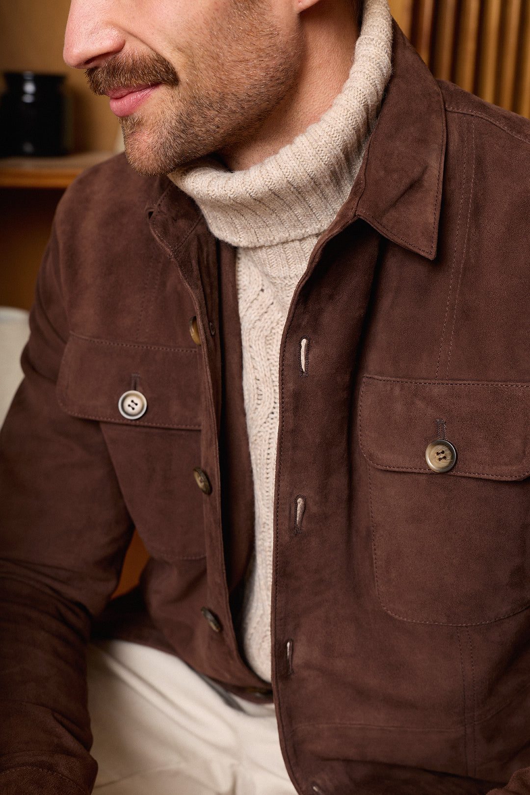 Sobretudo em camurça nobuck castanho chocolate