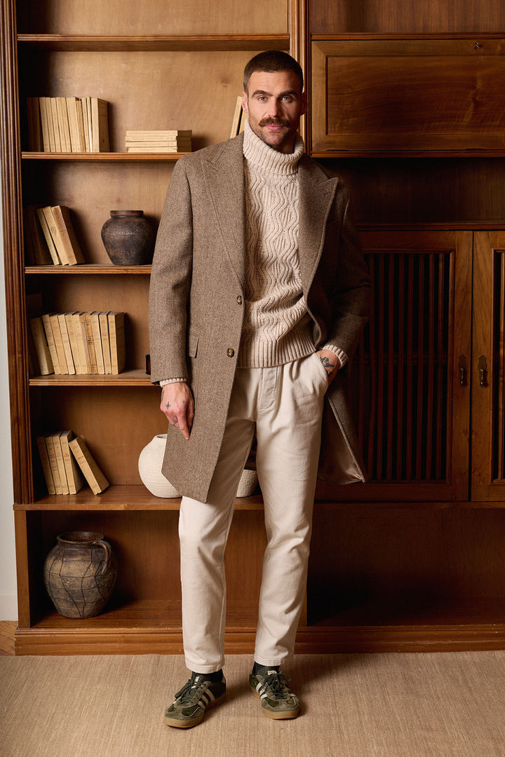 Casaco castanho com lapela em formato de ponta de lança