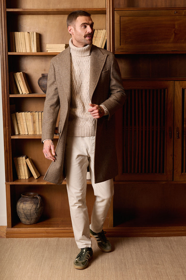 Casaco castanho com lapela em formato de ponta de lança