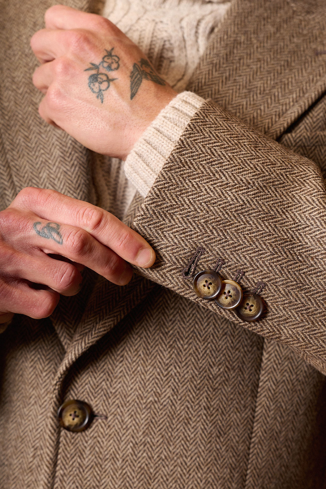 Casaco castanho com lapela em formato de ponta de lança