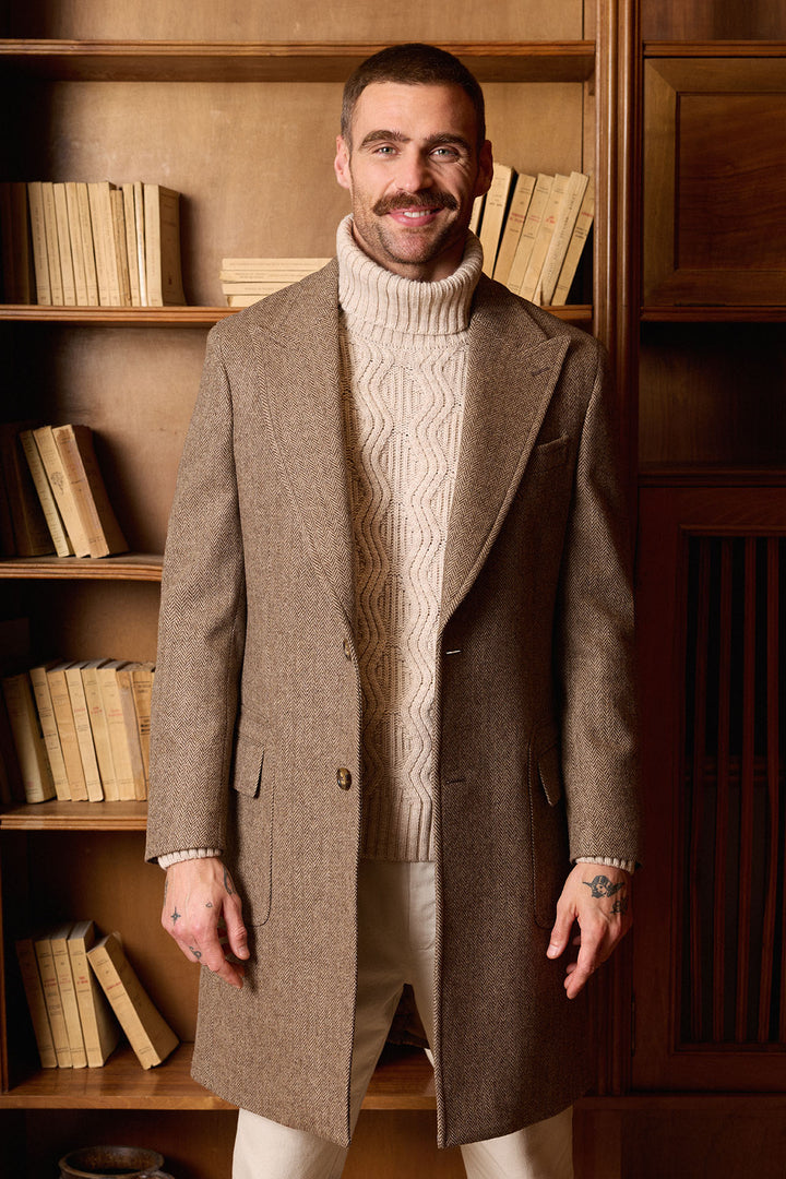 Casaco castanho com lapela em formato de ponta de lança