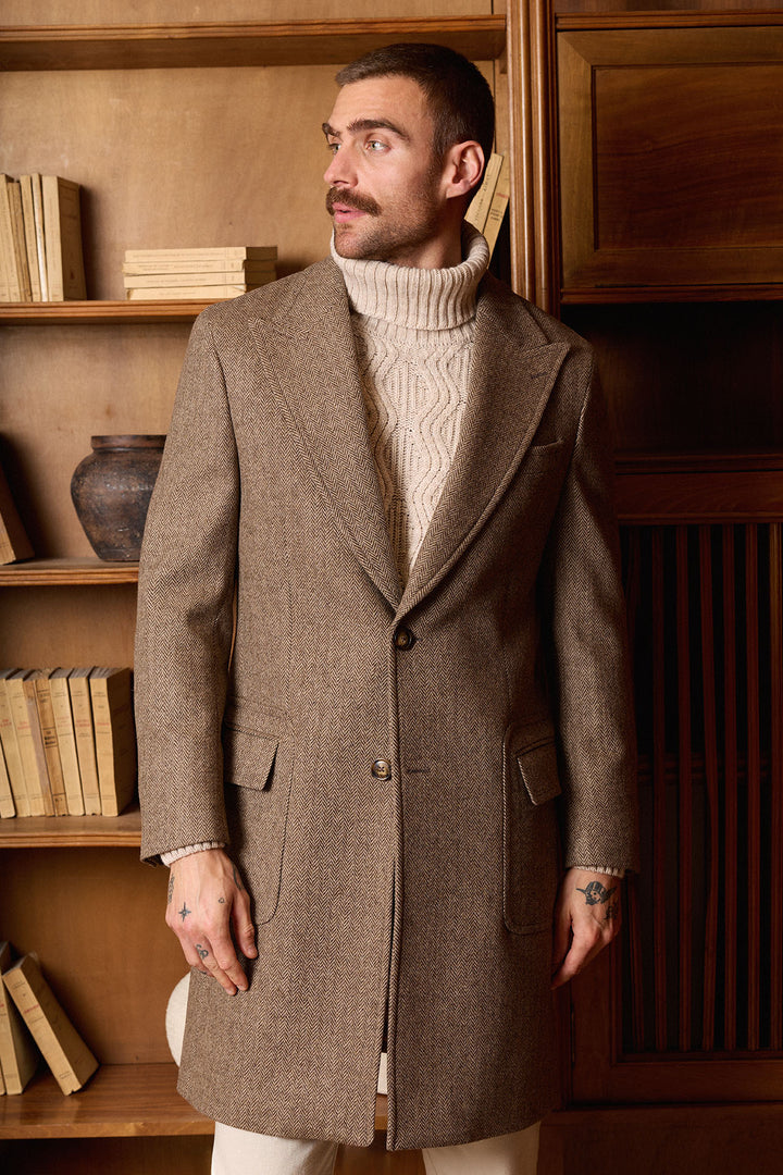 Casaco castanho com lapela em formato de ponta de lança