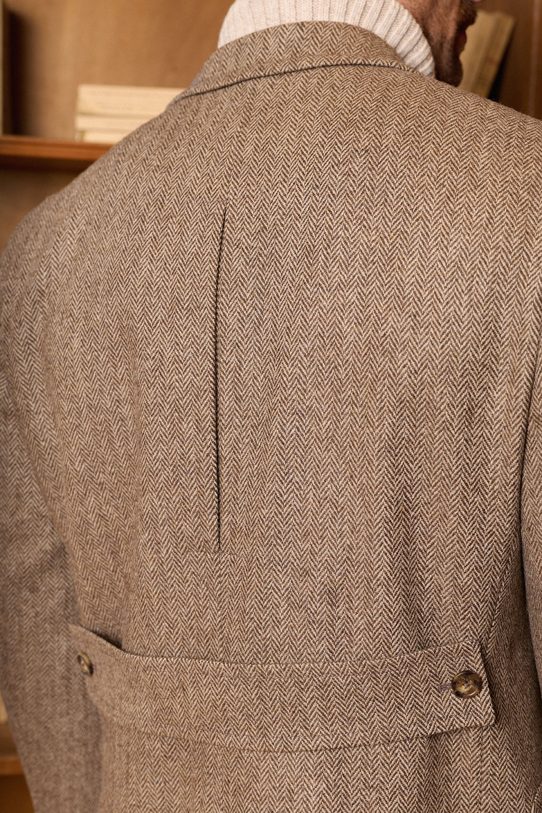 Casaco castanho com lapela em formato de ponta de lança