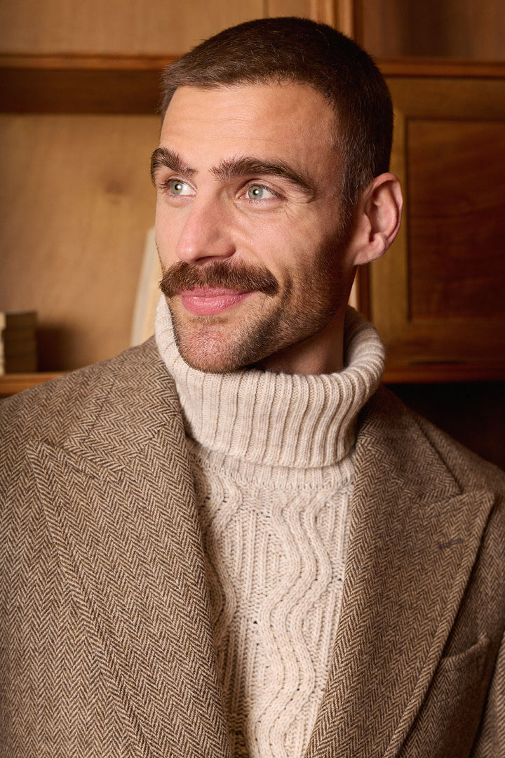 Casaco castanho com lapela em formato de ponta de lança