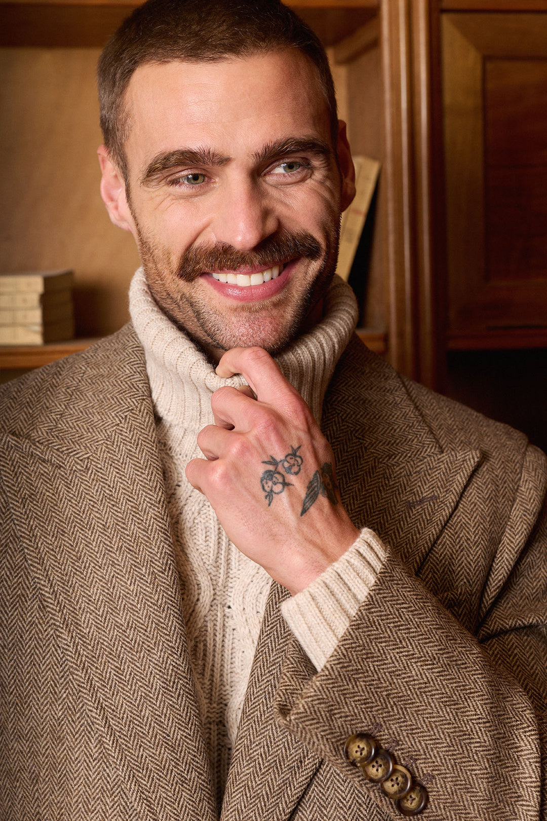 Casaco castanho com lapela em formato de ponta de lança