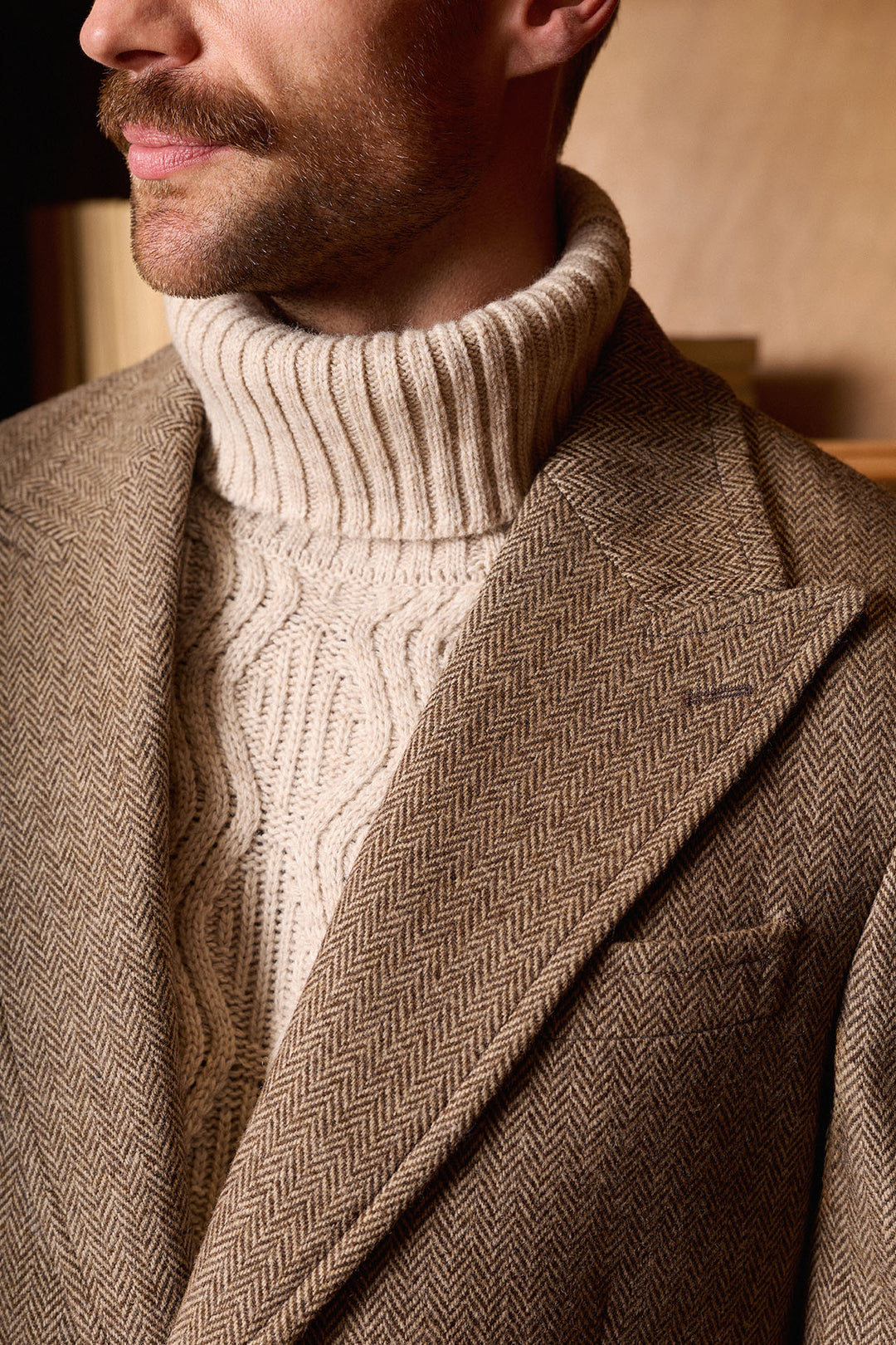 Casaco castanho com lapela em formato de ponta de lança