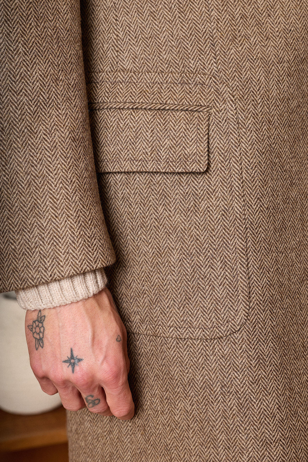 Casaco castanho com lapela em formato de ponta de lança