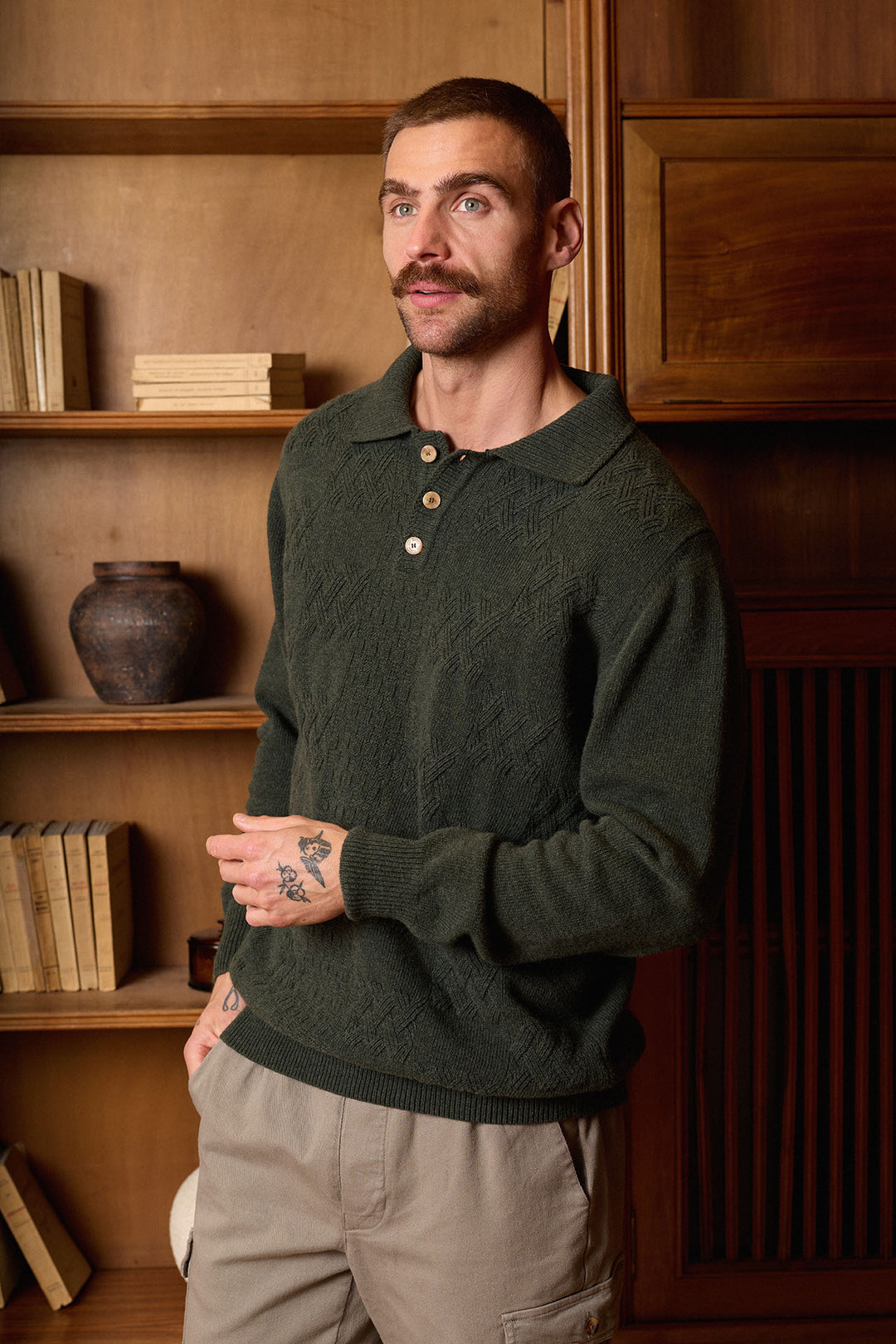 Polo de manga comprida em malha entrançada, verde musgo