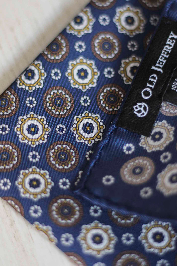 Pañuelo Seda Twill  Azul Royal Geometría Amarillo, Ocre y Blanco