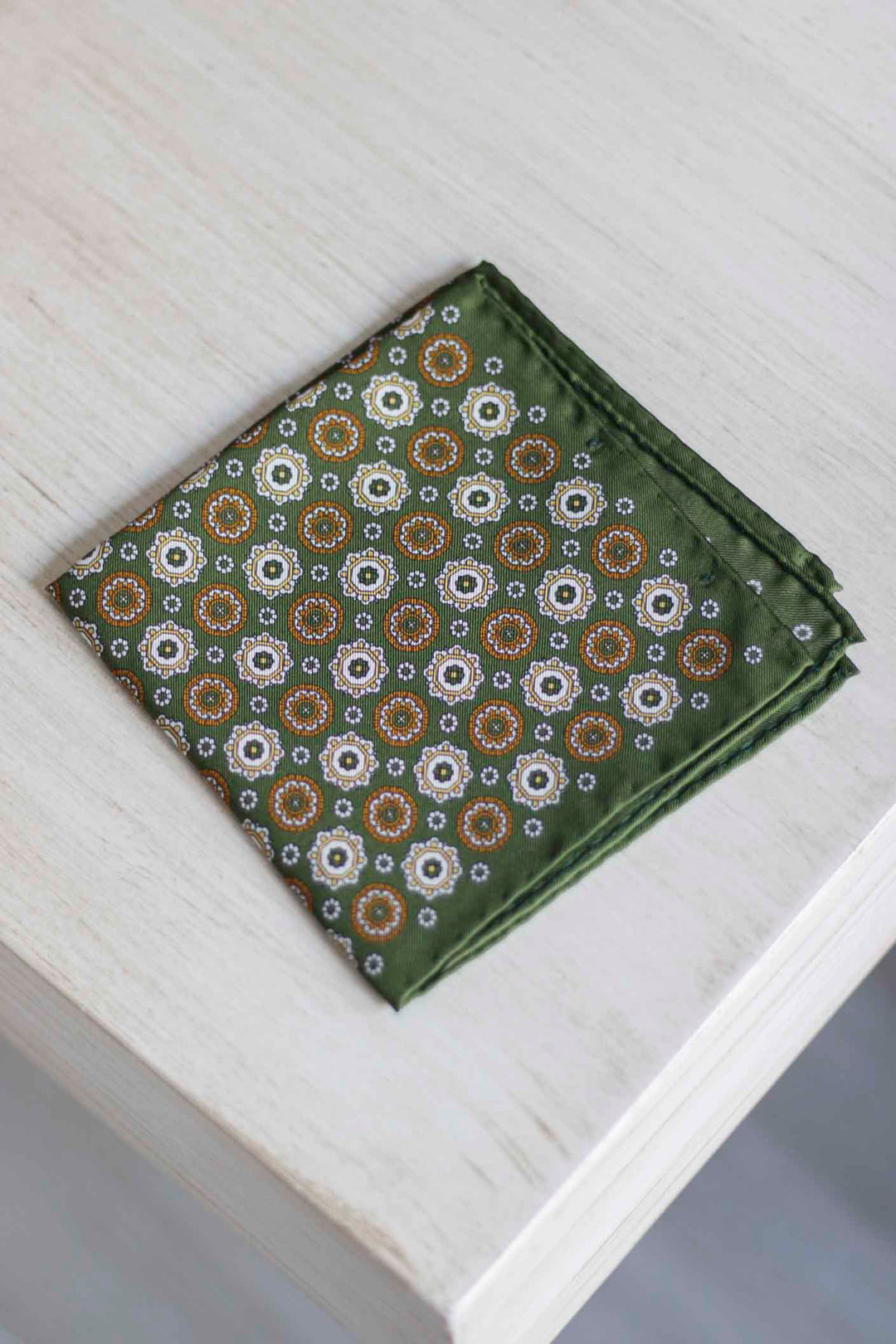 Pañuelo Seda Twill Verde Albahaca Geometría Amarilla y Blanca