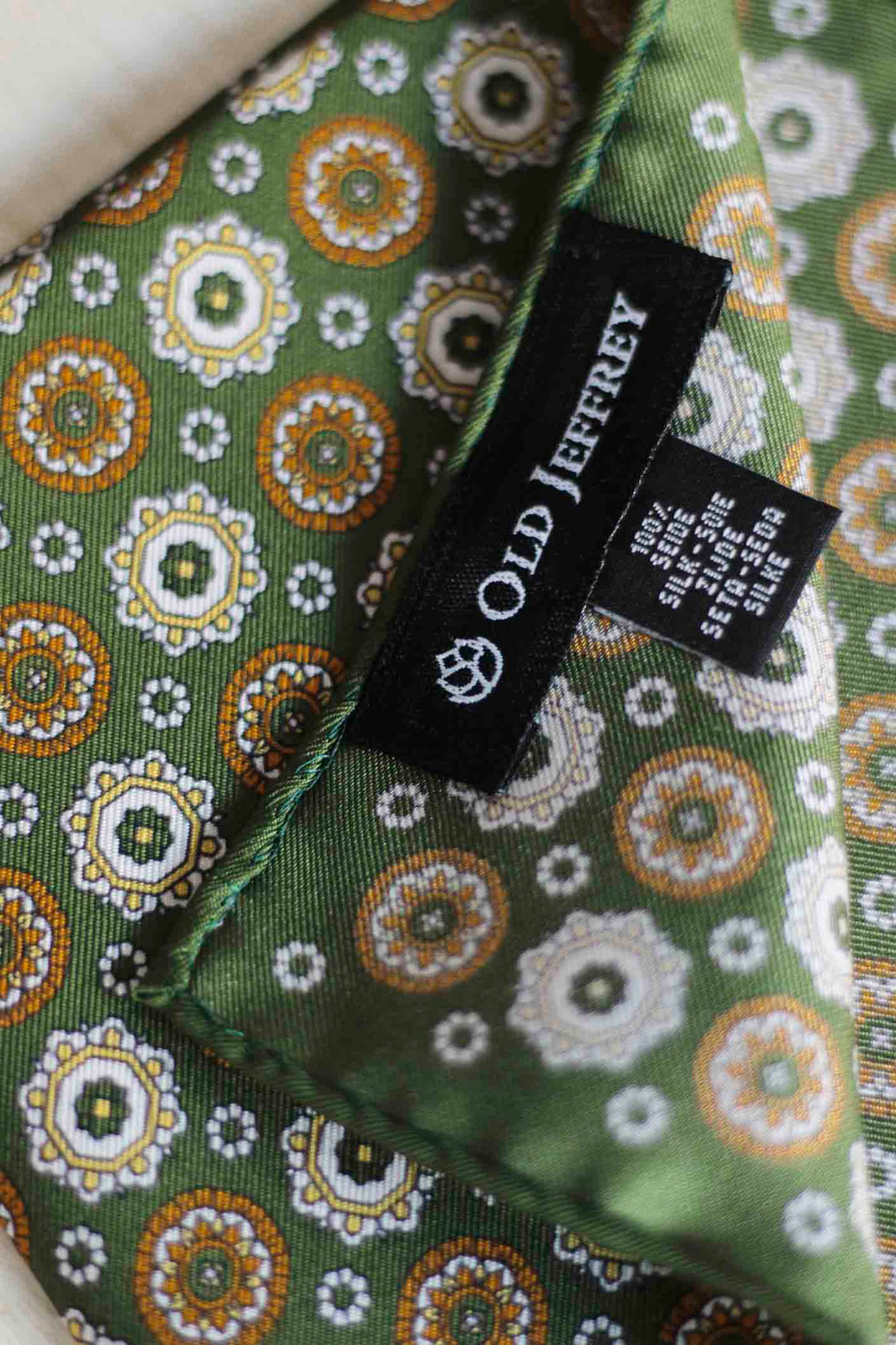 Pañuelo Seda Twill Verde Albahaca Geometría Amarilla y Blanca