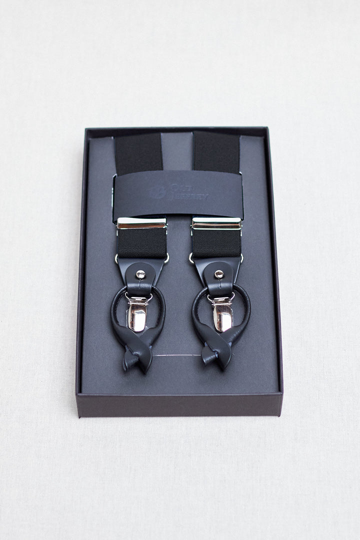 Suspensórios pretos simples com tiras de couro preto