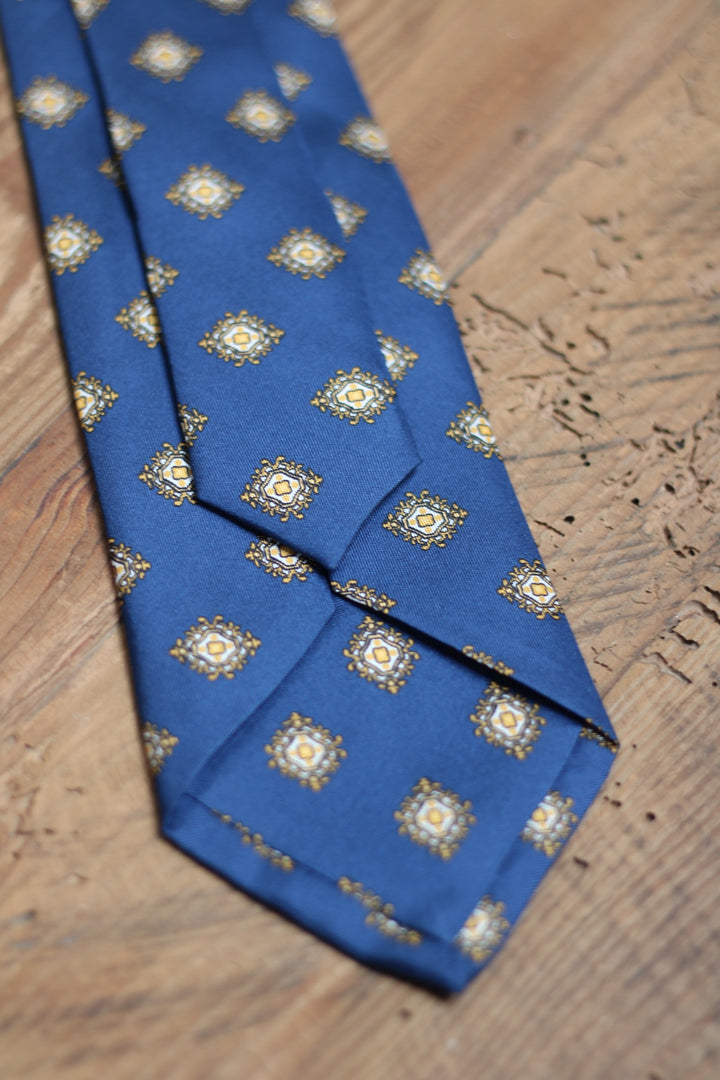 Corbata Siete Pliegues Azul Emblemas Dorados Ornamentales