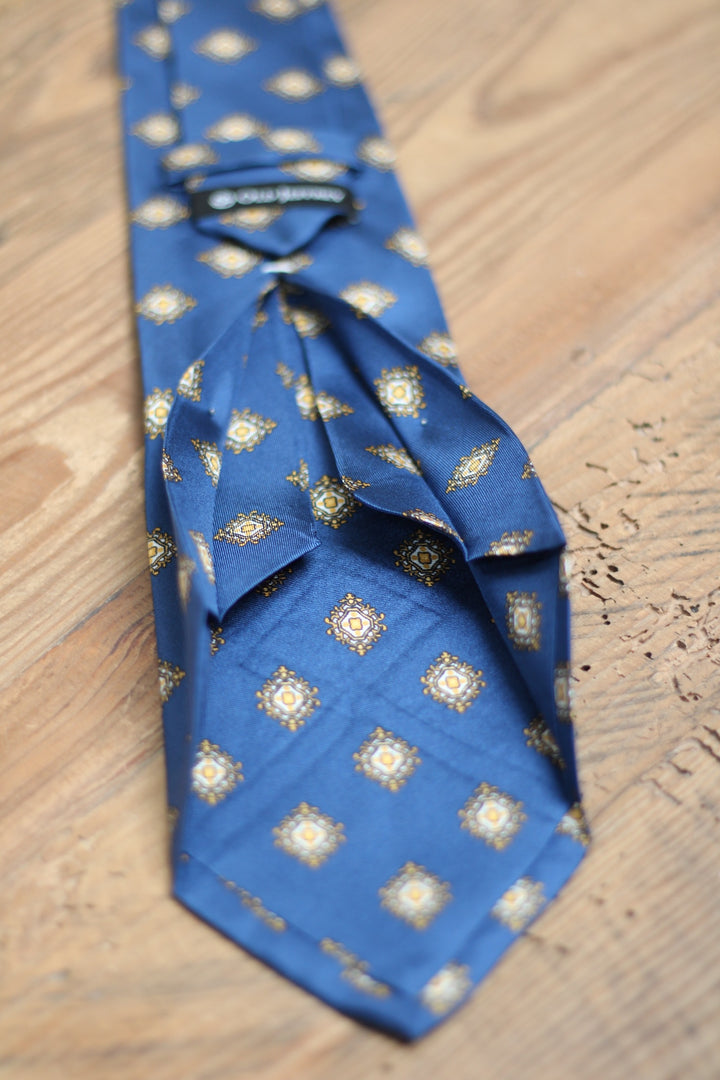 Corbata Siete Pliegues Azul Emblemas Dorados Ornamentales