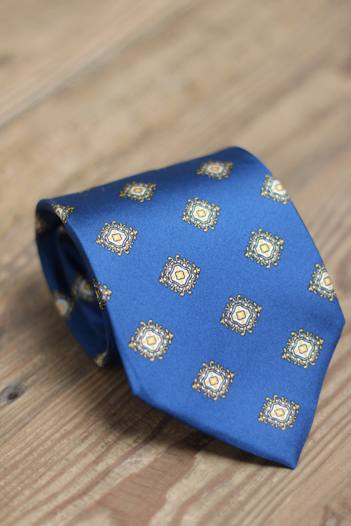 Corbata Siete Pliegues Azul Emblemas Dorados Ornamentales