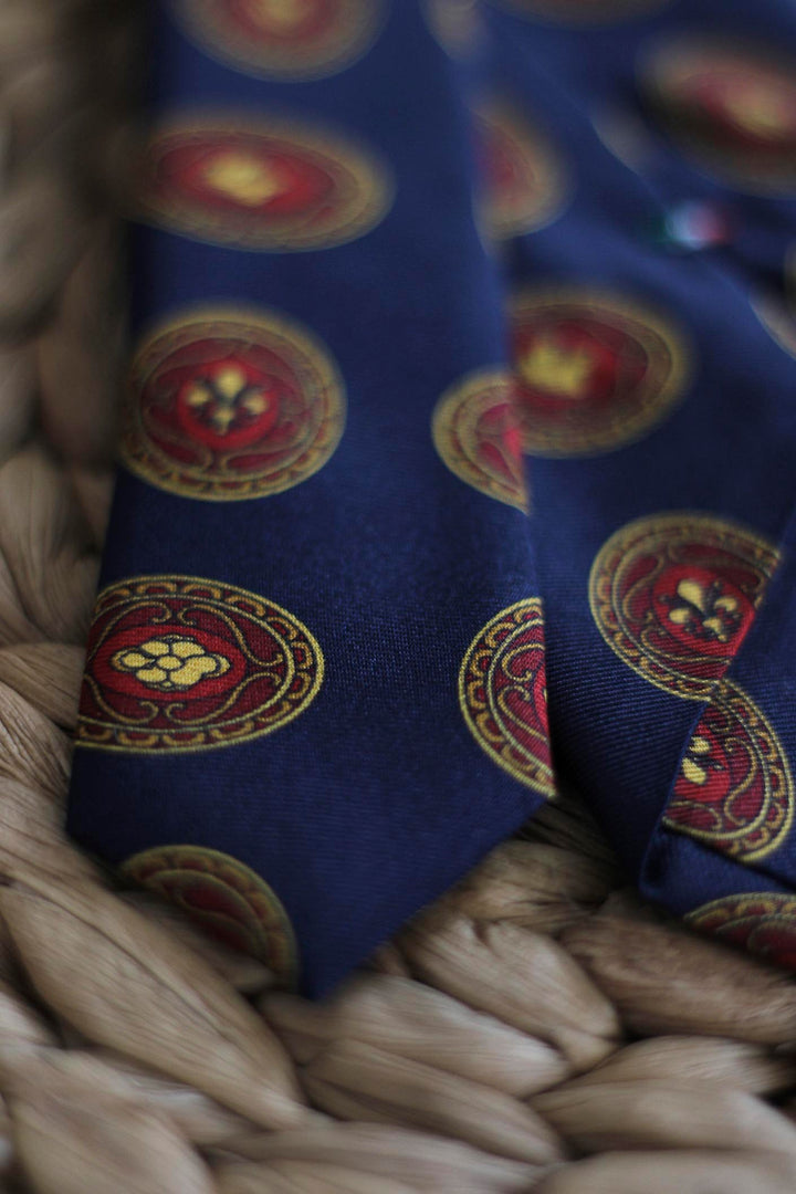 Corbata Napoli Seda Azul Marino Escudo Medieval Rojo y Amarillo