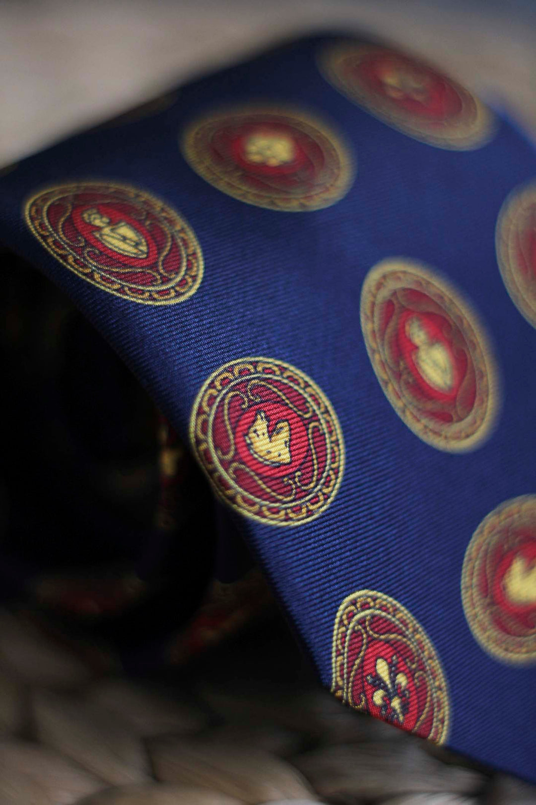 Corbata Napoli Seda Azul Marino Escudo Medieval Rojo y Amarillo