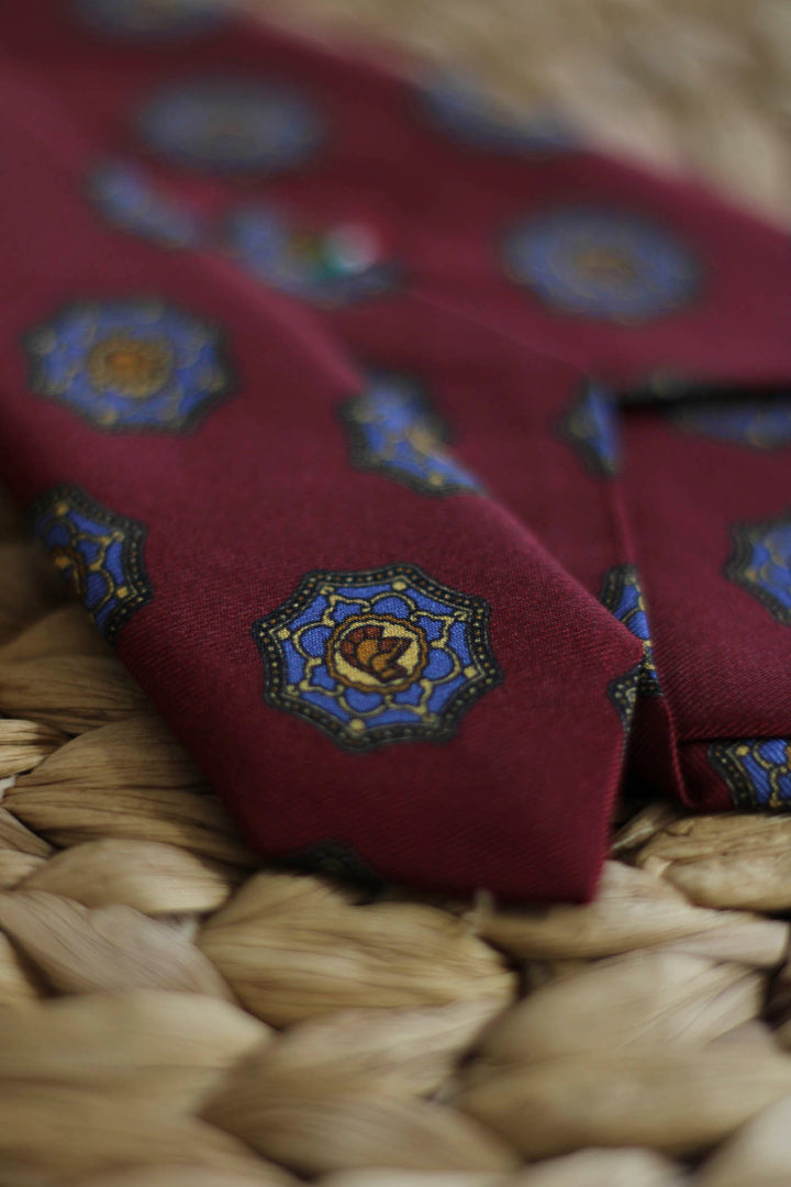 Corbata Seda Burdeos Escudos Azul Maya y Amarillo