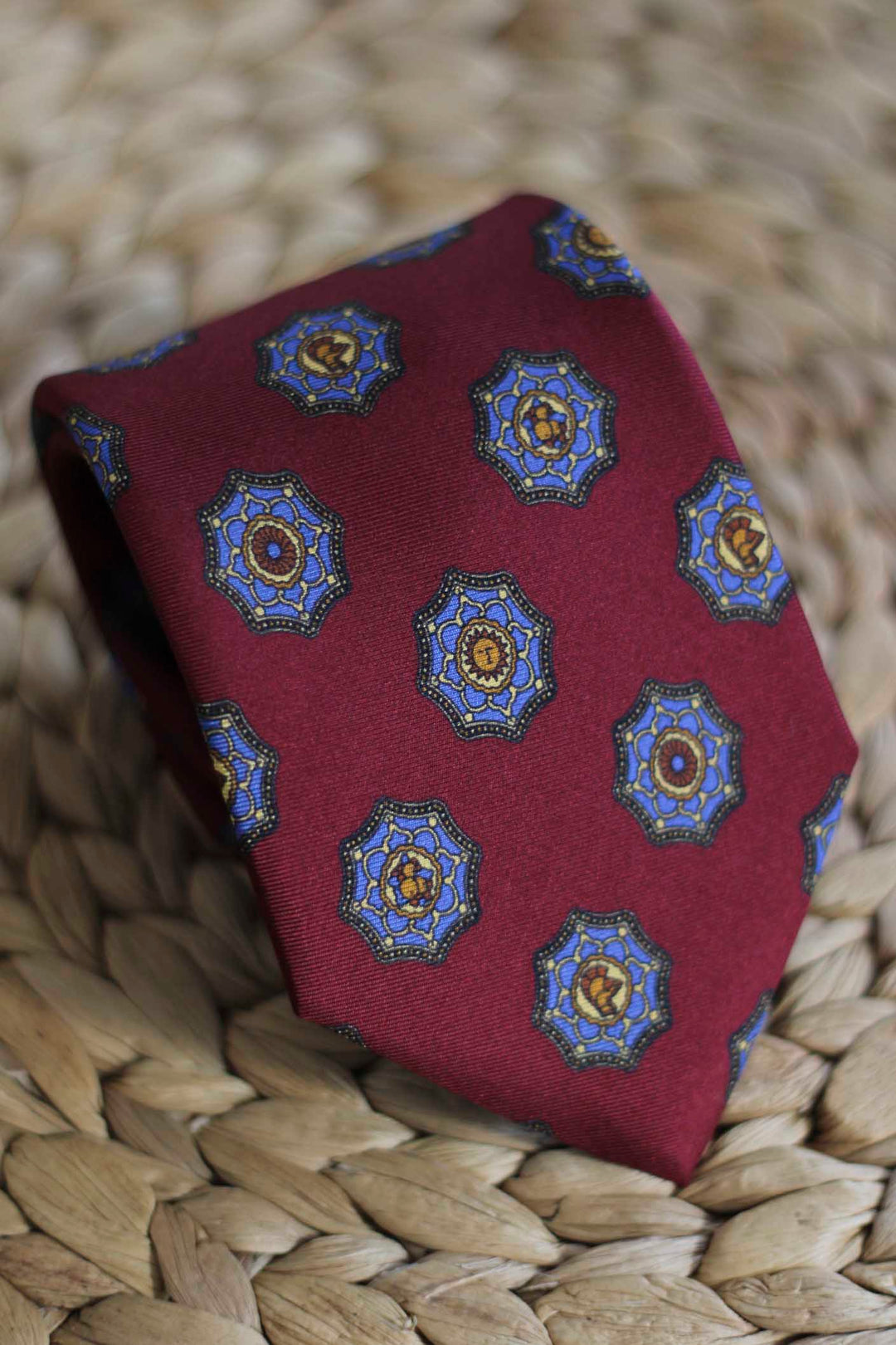 Corbata Seda Burdeos Escudos Azul Maya y Amarillo