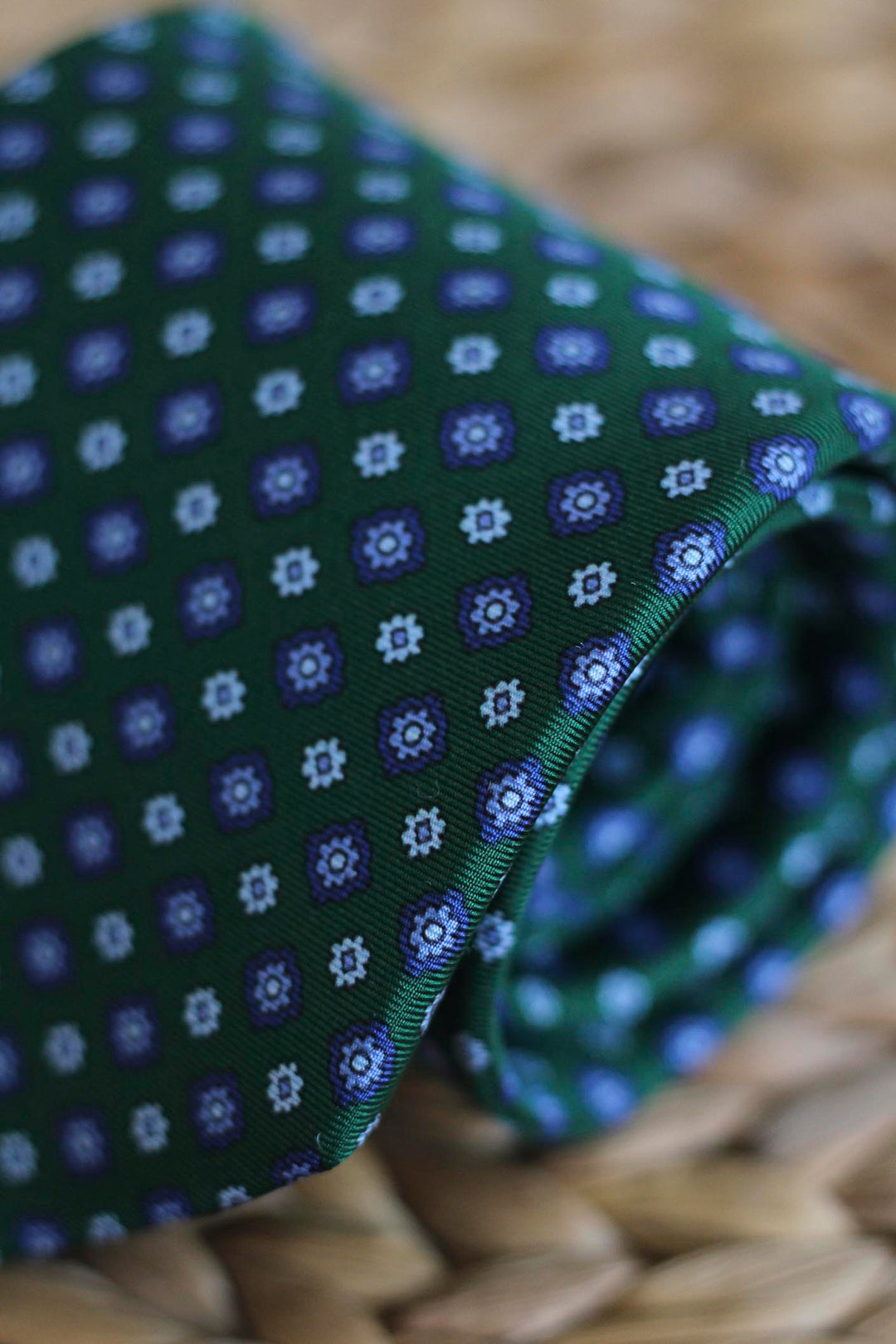 Corbata Seda Verde con Margaritas Tonos Azules