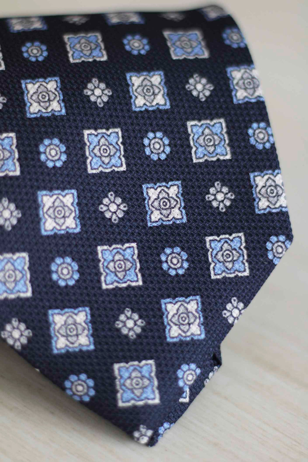 Corbata Seda de Garza Azul Marino Geometría Mixta Celeste y Blanca
