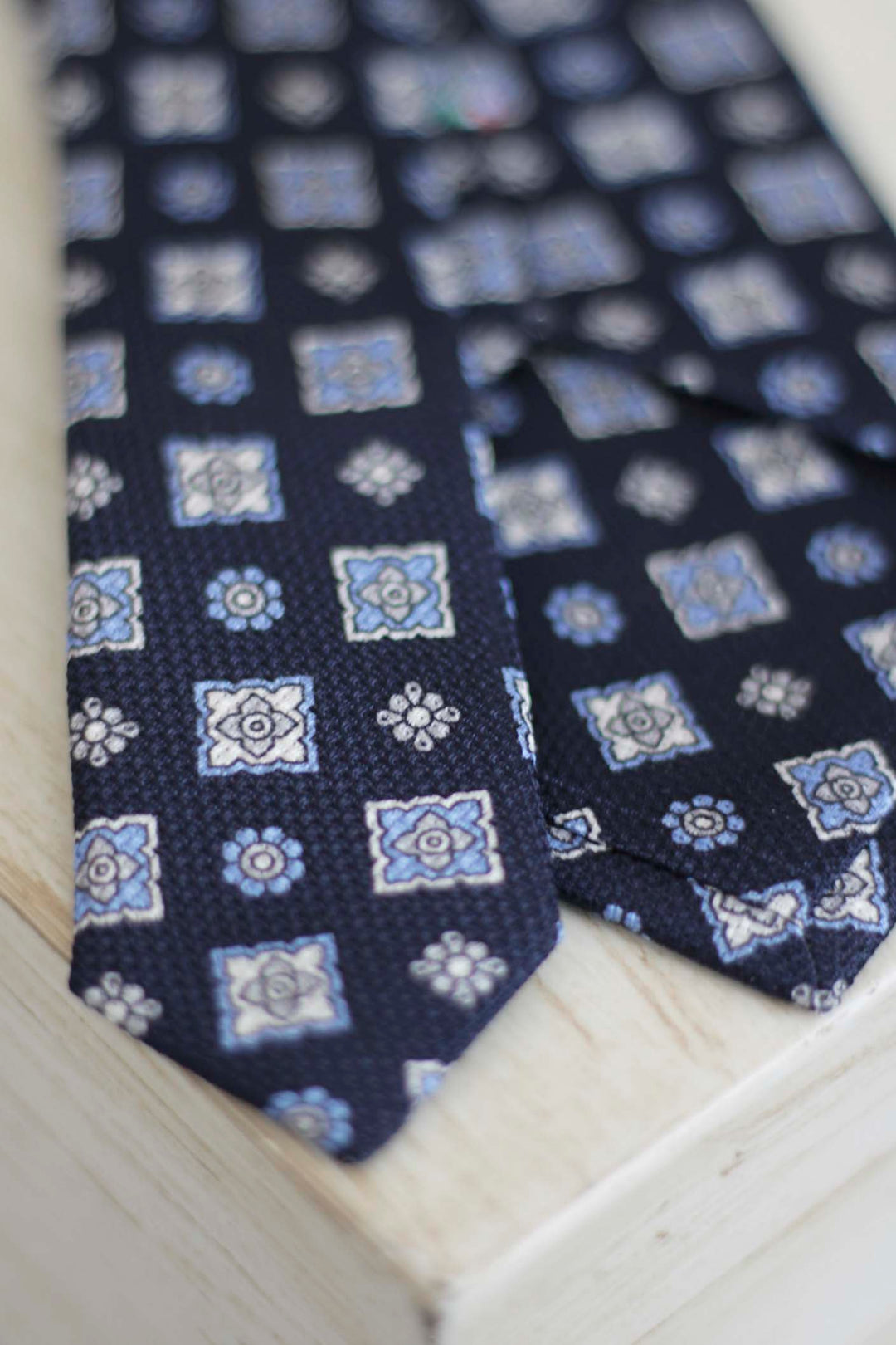 Corbata Seda de Garza Azul Marino Geometría Mixta Celeste y Blanca