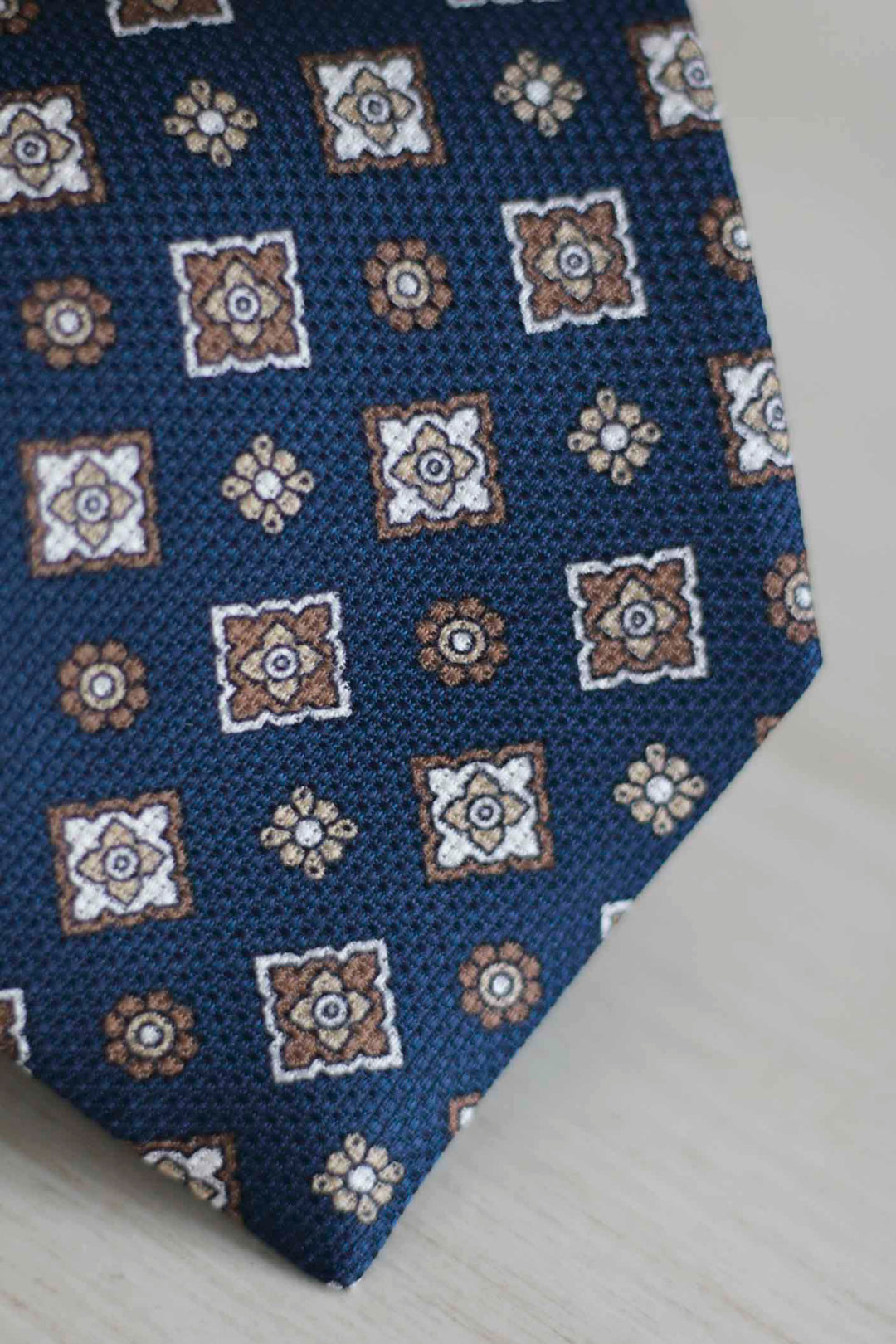 Corbata Seda de Garza Azul Royal Geometría Mixta Marrón Latte y Blanca