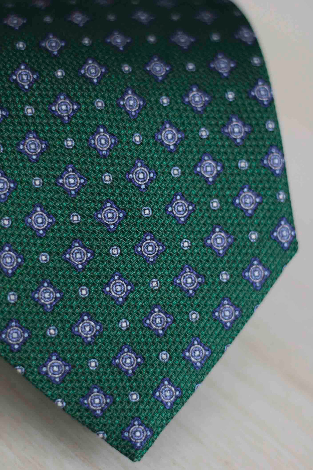 Corbata Seda de Garza Verde Botella Geometría Celeste y Blanca