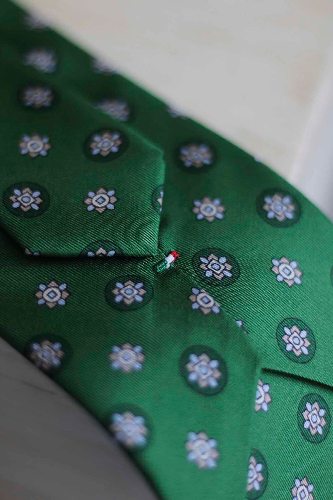 Corbata Seda de Garza Verde Geometría Mixta Circular Tonos Hueso