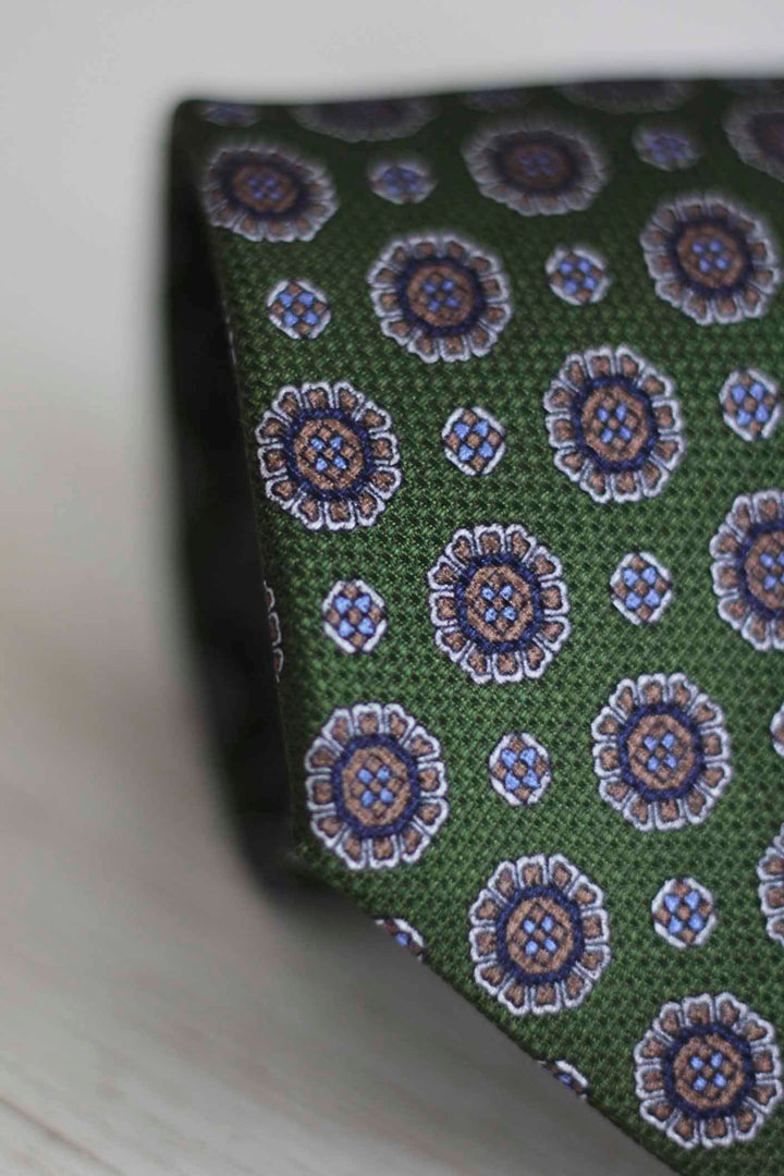Corbata Seda de Garza Verde Oliva Medallón Octogonal Tonos Azules y Serrín