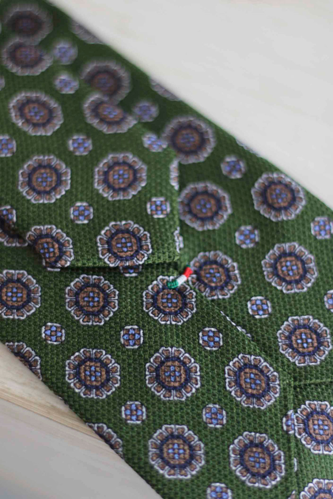Corbata Seda de Garza Verde Oliva Medallón Octogonal Tonos Azules y Serrín